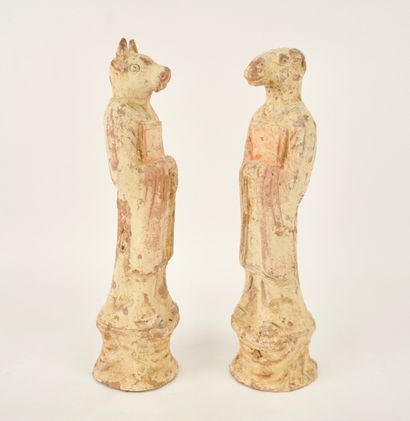 Chine. Deux statuettes en terre cuite représentant...