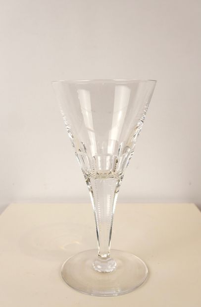 4 grands verres en cristal marqué 