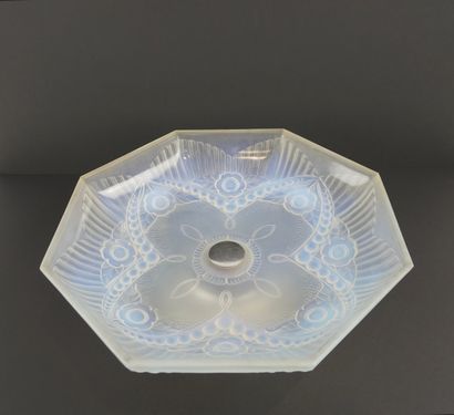 Julien France. Vers 1940. Coupe en verre...