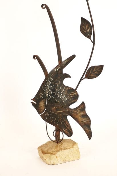 Poisson en métal repoussé sur socle. Non...