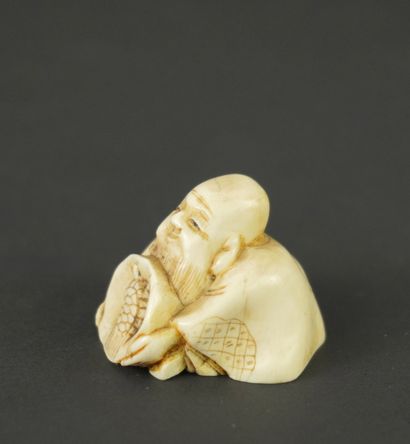 NETSUKE. Ivoire. Japon, 1900
Ce personnage...