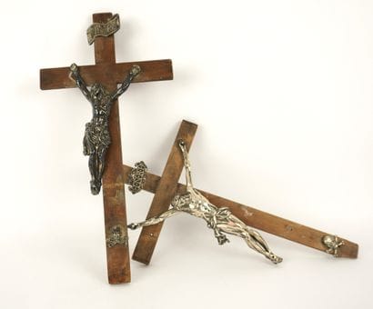 Deux crucifix en métal argenté. Epoque: XIXe
Dimension...