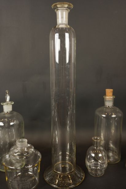 Ensemble de flacons de laboratoire en verre...