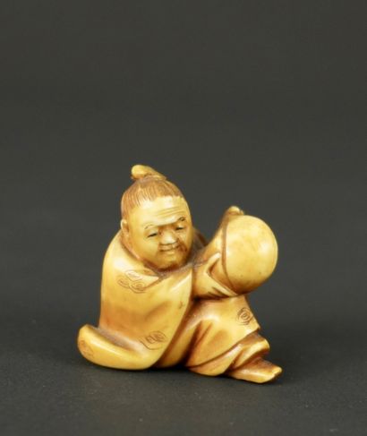 NETSUKE. Ivoire. Japon, fin de l'ère Meiji.
Enfant...