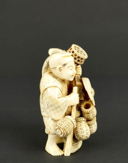 OKIMONO. Ivoire. Japon, fin de lère Meiji.
Colporteur...