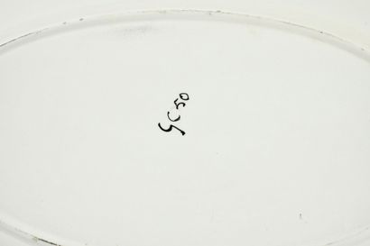 Plat en céramique à décor de coqs. Signé...
