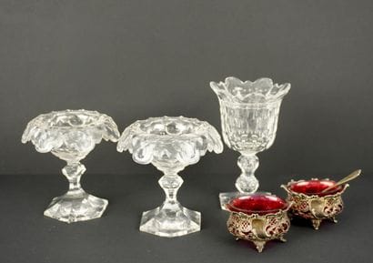 Cristal taillé. Paire de salerons et moutardiers....