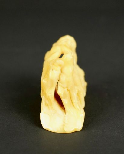 Ivoire ou os sculpté représentant des singes.
Probablement...