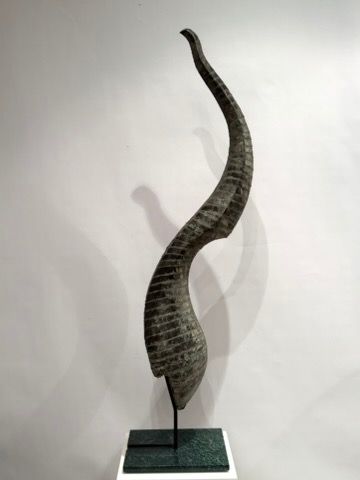 Sculpture soclée sur un pied en marbre. Forme...