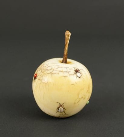 Japon période Meiji. Pomme en ivoire décorée...