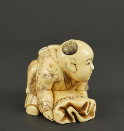 OKIMONO. Ivoire.
Personnage accroupi avec...