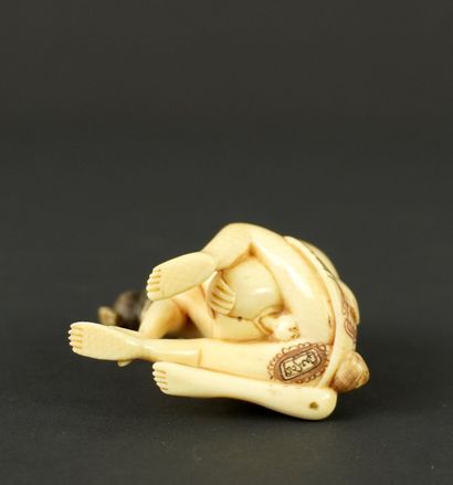 NETSUKE. Ivoire. Japon, 1900.
Couple dans...