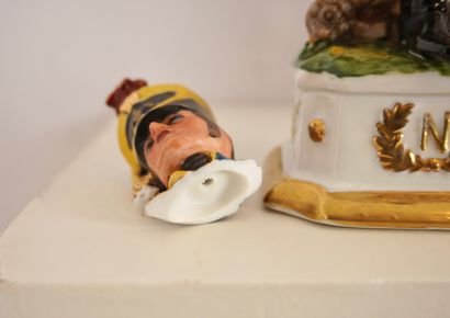 Porcelaine vers 1900. Ensemble de 8 soldats...