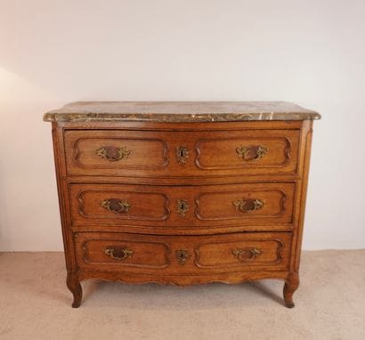 Commode 18e en chêne avec dessus en marbre....