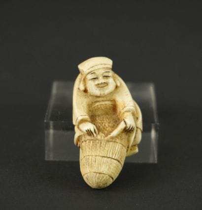NETSUKE. Ivoire. Japon, 1900 
Ce personnage...