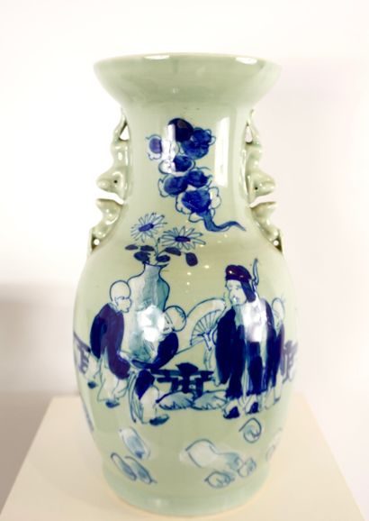 Chine. Paire de vases en porcelaine. Fin...