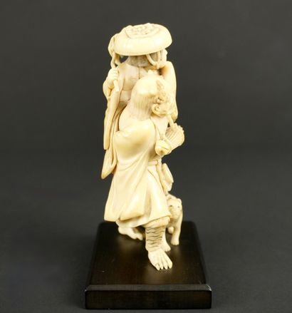 OKIMONO. Ivoire. Japon, période Meiji.
Okimono...