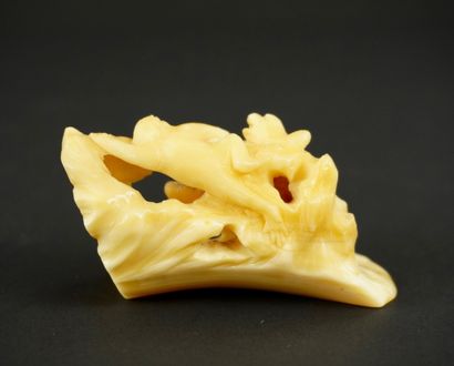Ivoire ou os sculpté représentant des singes.
Probablement...