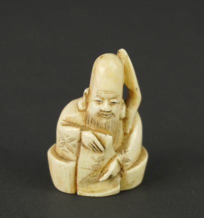 NETSUKE. Ivoire. Japon, 1900.
Ce personnage...
