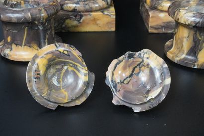 Paire de vases couverts en marbre jaune de...