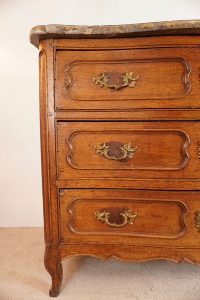 Commode 18e en chêne avec dessus en marbre....