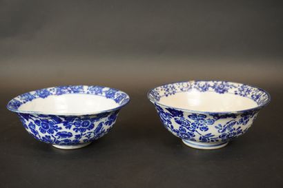 China Blue White. 2 bowls D 14cm (chip-crack)...