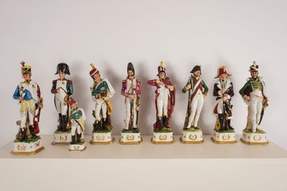 Porcelaine vers 1900. Ensemble de 8 soldats...