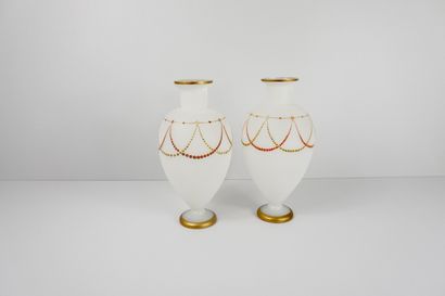 Paire de vases en opaline blanche décorée...