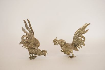 Silver-plated metal. Two roosters.