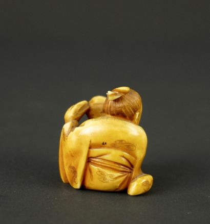 NETSUKE. Ivoire. Japon, fin de l'ère Meiji.
Enfant...