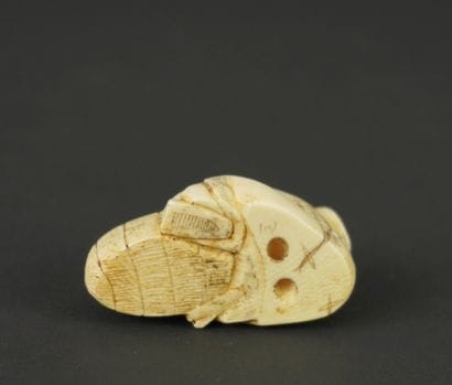 NETSUKE. Ivoire. Japon, 1900 
Ce personnage...