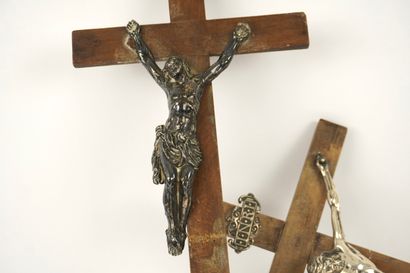 Deux crucifix en métal argenté. Epoque: XIXe
Dimension...