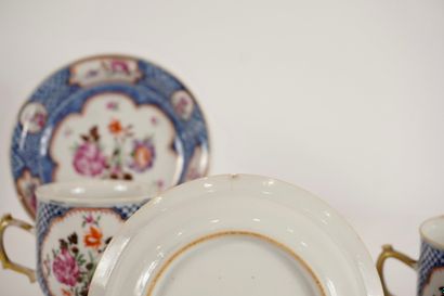 Paire de tasses couvertes et leurs sous-tasses....