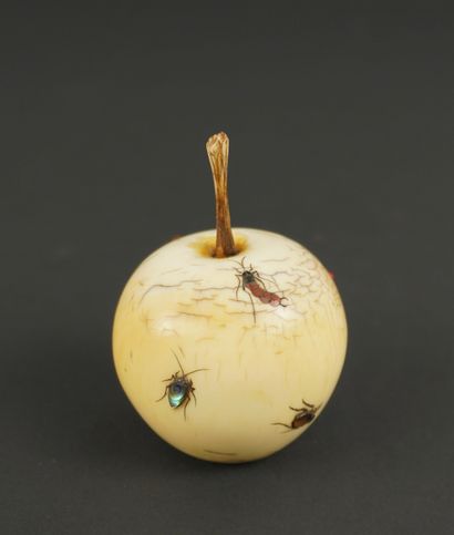 Japon période Meiji. Pomme en ivoire décorée...