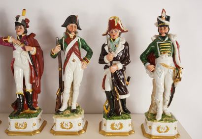 Porcelaine vers 1900. Ensemble de 8 soldats...