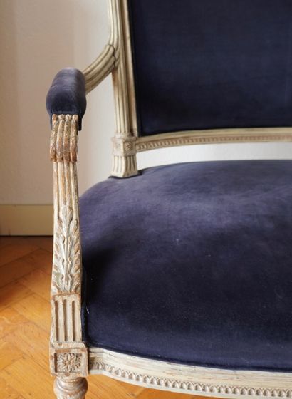 Grand canapé de style Louis XVI en bois rechampi...