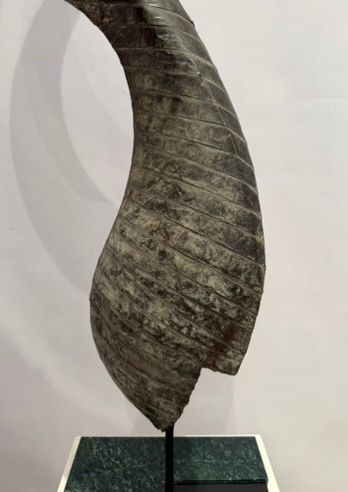 Sculpture soclée sur un pied en marbre. Forme...