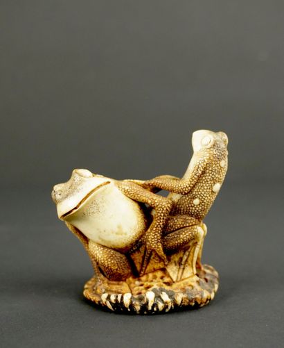 NETSUKE. Corne. Japon, 1900. 
Grenouilles...
