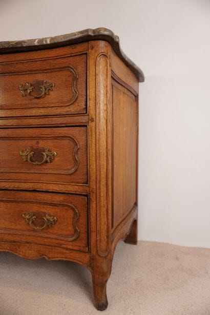 Commode 18e en chêne avec dessus en marbre....