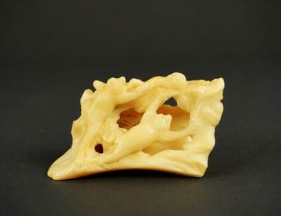 Ivoire ou os sculpté représentant des singes.
Probablement...