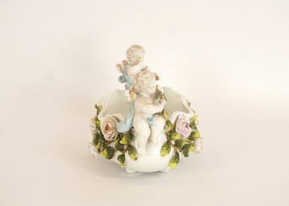 Porcelain center or middle table, cherubs...