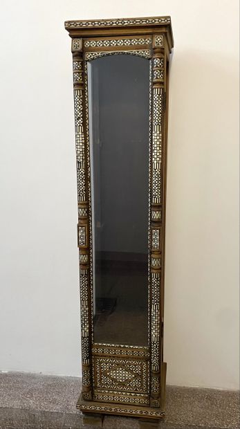 Vitrine Syrienne avec des incrustations en...