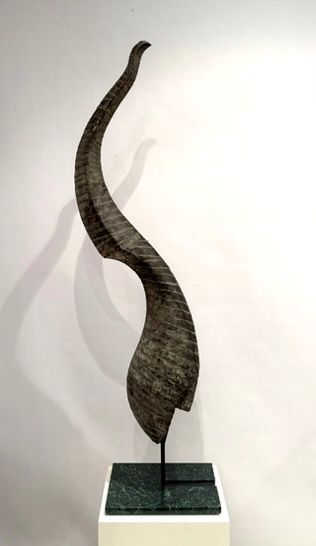 Sculpture soclée sur un pied en marbre. Forme...