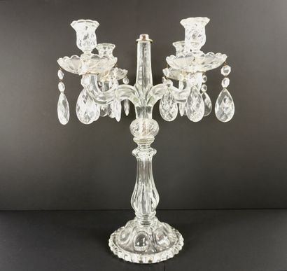 Grand chandelier en verre moulé. Pampilles...