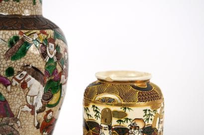 Chine. Lot de 2 Vases. 1 couvert + 1 japon....