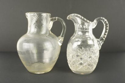 Deux pichets à eau en cristal et verre taillé.
Un...