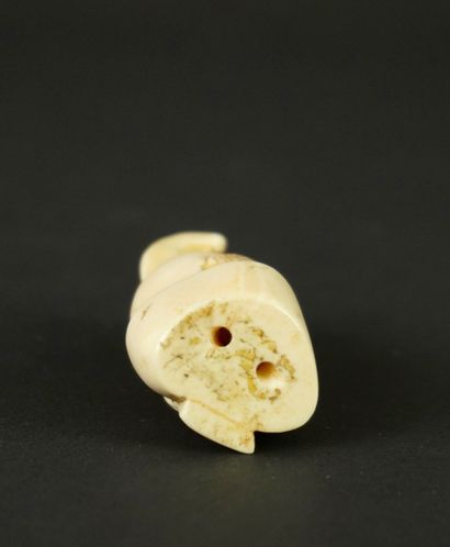 NETSUKE. Ivoire. Japon, 1900.
Ce personnage...