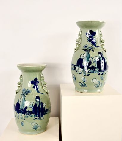 Chine. Paire de vases en porcelaine. Fin...