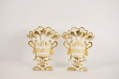 Paire de vases cornets en porcelaine. Epoque...