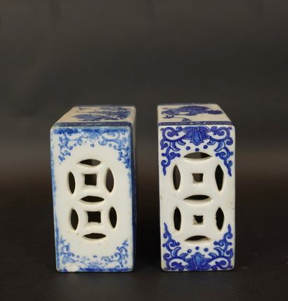 China Blue White. 2 bowls D 14cm (chip-crack)...
